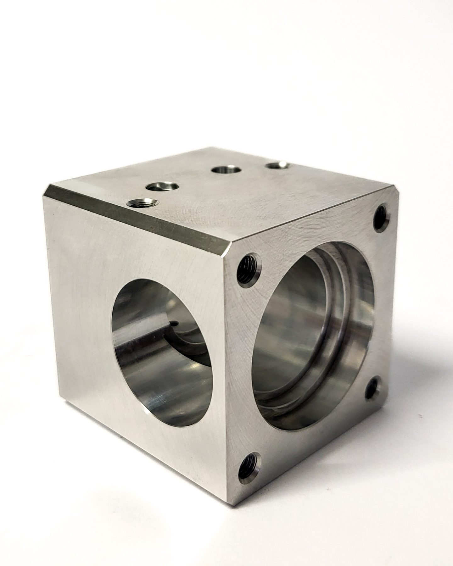 Gefrästes Aluminium-Gehäuse mit Bohrungen