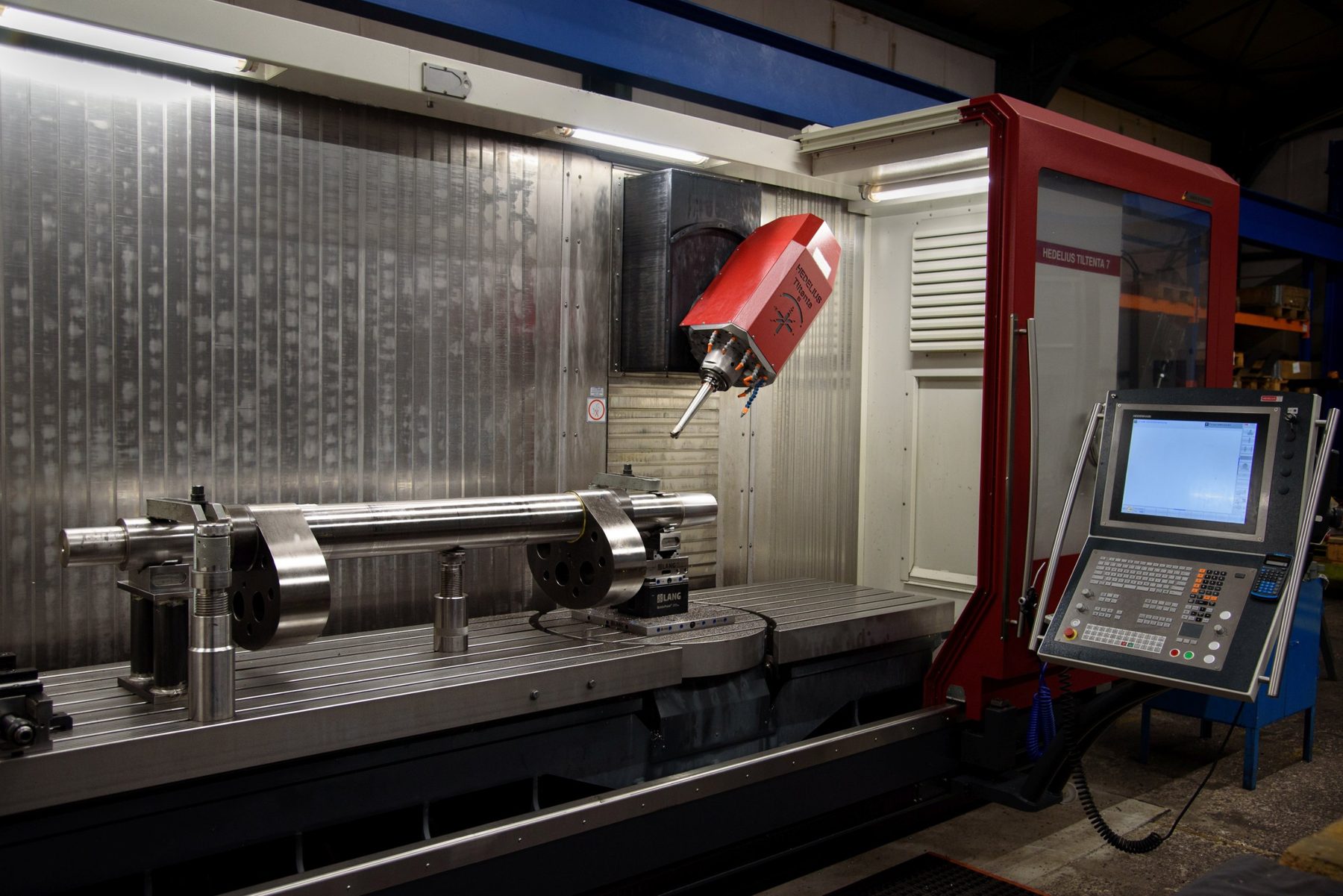 5-Achs-CNC-Fräsmaschine Hedelius TILTENTA T7-3200 mit Bedienpult und eingespannter Welle