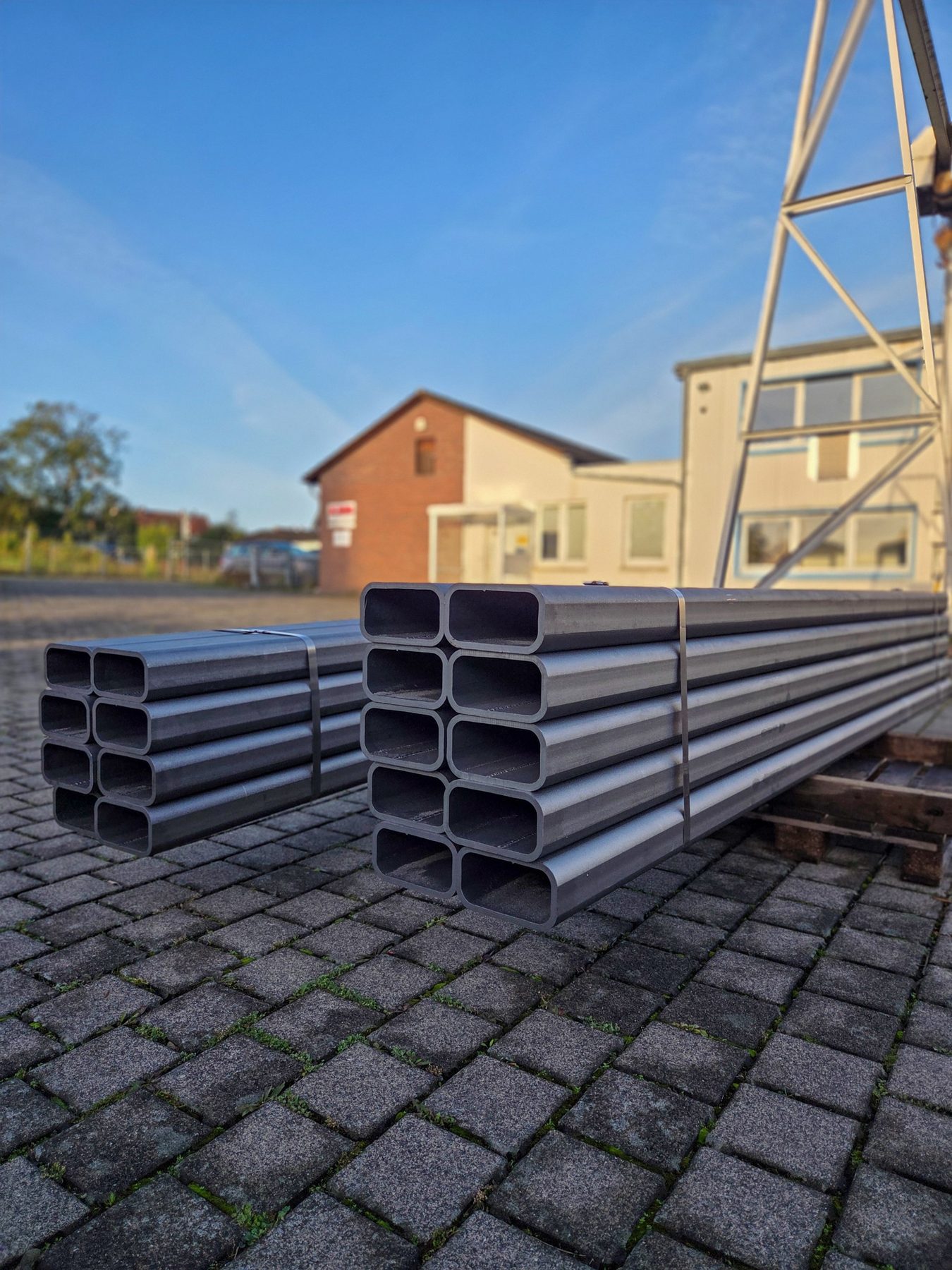 Firmengebäude der KMB Maschinenbau GmbH in Bückeburg, davor Stahlprofile auf dem Hof